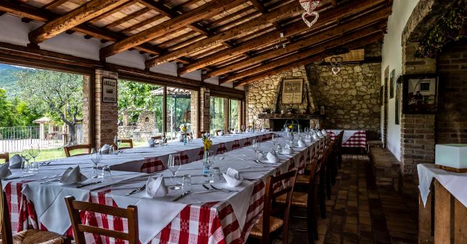 Gustose prelibatezze della terra d'Abruzzo.  Dagli antipasti freddi ai caldi.  Primi di pasta e secondi di carne alla brace