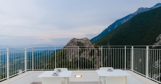 Colazione in terrazza con vista mare